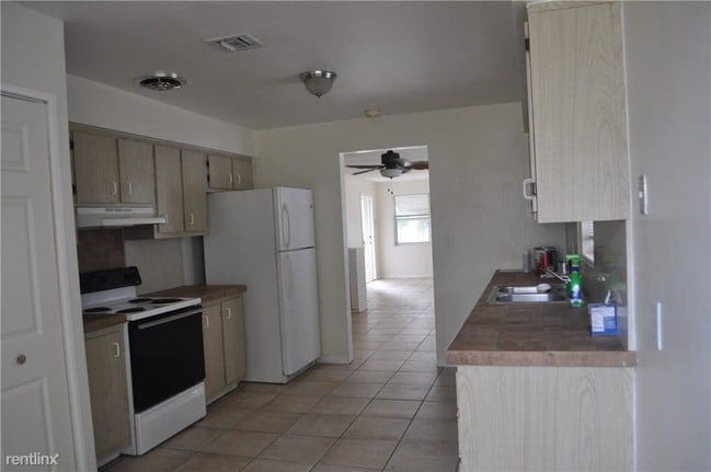 Building Photo - 2 br, 2 bath Apartment - 1921 Monroe St