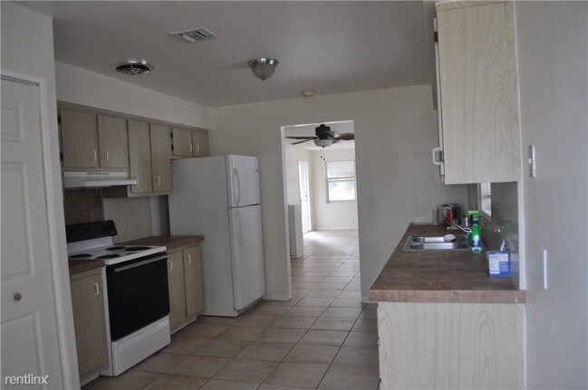 Foto del edificio - 2 br, 2 bath Apartment - 1921 Monroe St