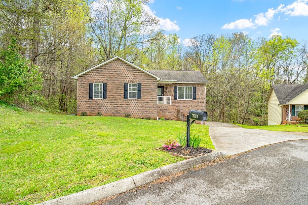 Primary Photo - 4 bedrooms! 3 baths! Incredible location! ...