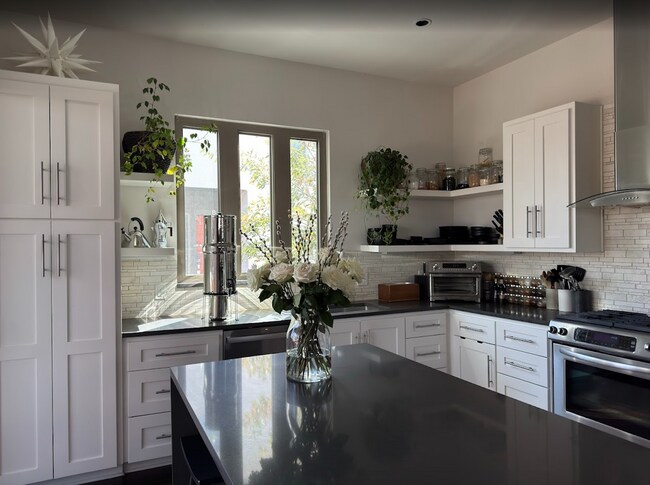 Foto del edificio - Single-story 2/2.5 in North Central Austin