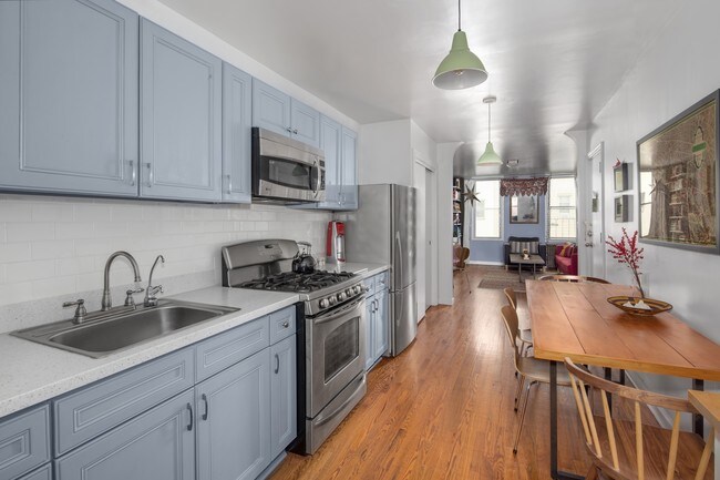 Foto del interior de la cocina de 2016 - 715 Lorimer St