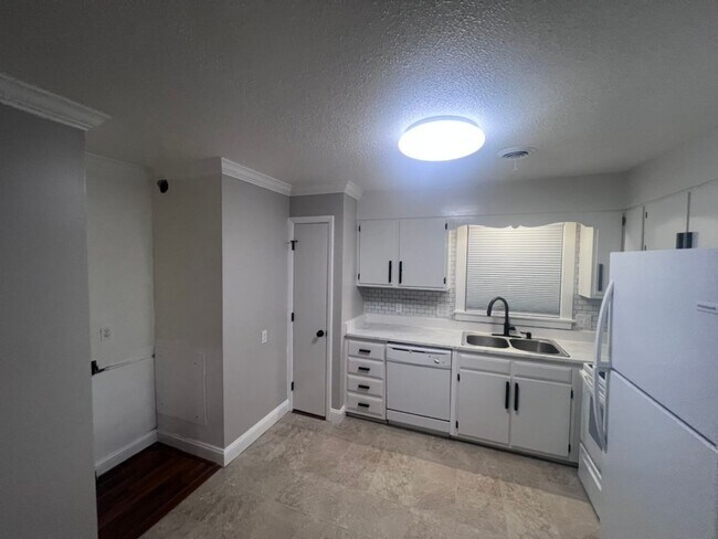 Building Photo - Private Duplex Style 2-bedroom!