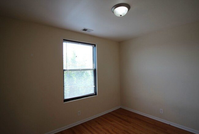 Building Photo - 3318 W Lawrence Ave
