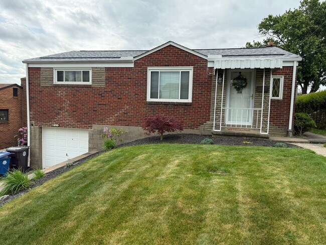 Foto del edificio - Move-In Ready 2BR Home on Quiet Residential Street in Baldwin/Whitehall!
