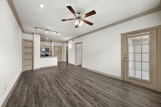 Building Photo - 8882 Westheimer Rd