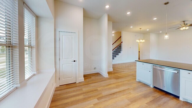 Foto del edificio - 373 Buck Ridge Dr