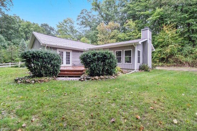 Foto del edificio - 2 br, 1.5 bath House - 32 Pine Rd