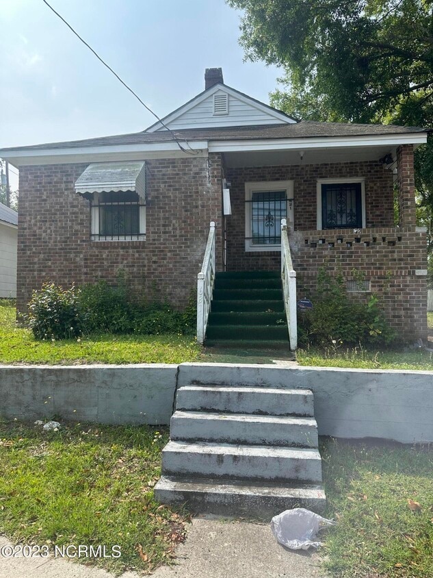 Primary Photo - 631 W Main St