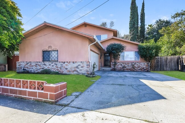 Building Photo - 62 S Lake Dr