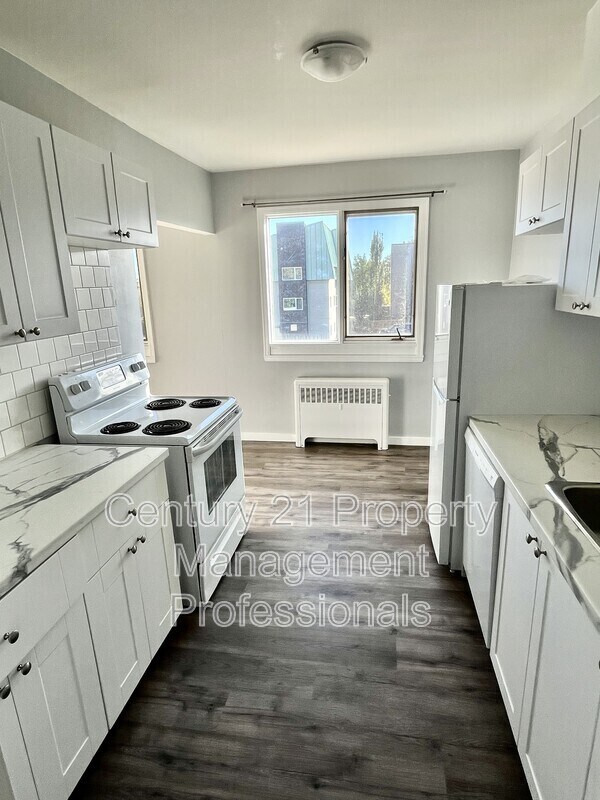 Building Photo - 11235 117 St NW