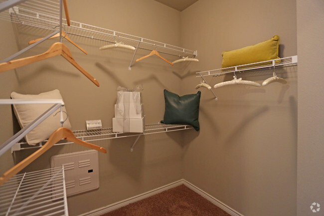 Walk-In Closet - Latigo Eagle Pass