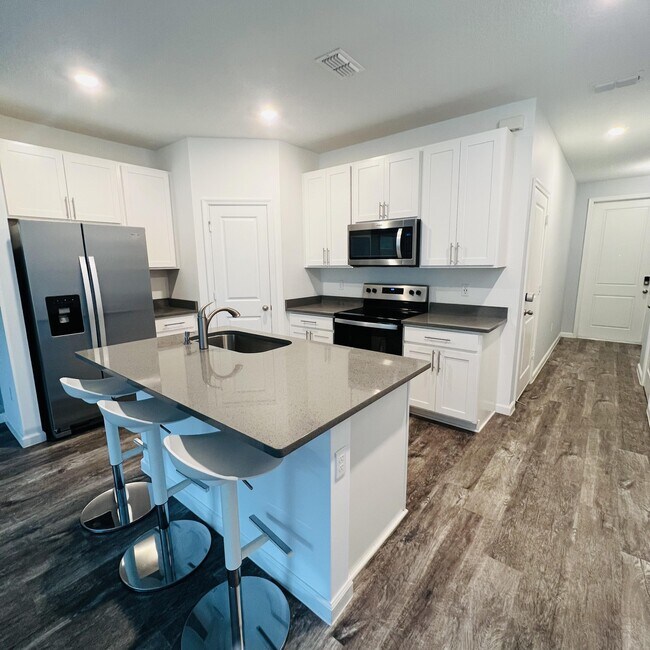 Building Photo - 6356 Sailpointe Ln