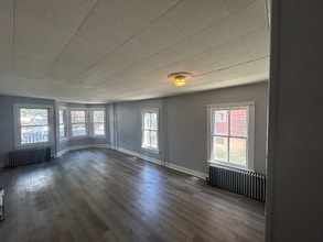 Building Photo - 372 Main St