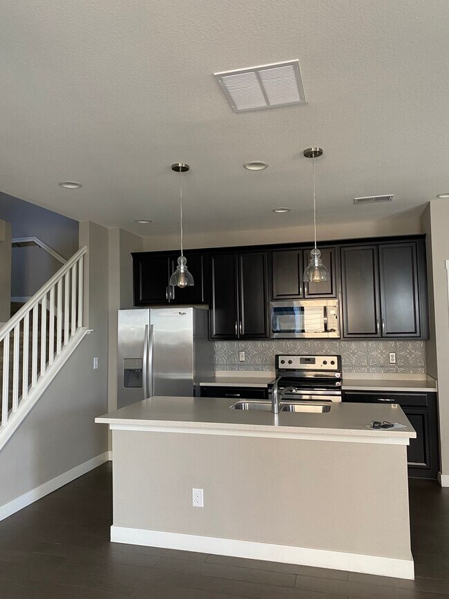 Foto del edificio - Modern, Smart & Move-In Ready — Ideal Loca...