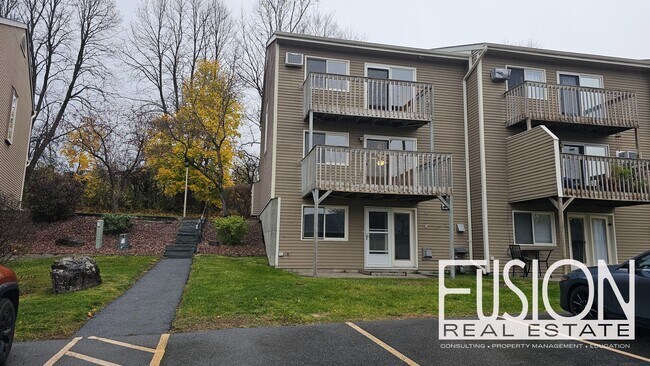 Foto del edificio - Bright, Spacious End-Unit Townhome in Premier South Burlington Neighborhood AVAILABLE NOW with $1...