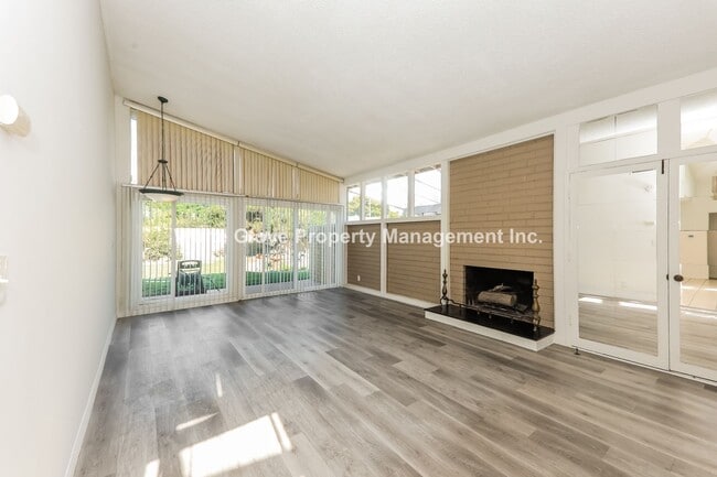 Foto del edificio - Spacious 4 Bedroom Anaheim Home