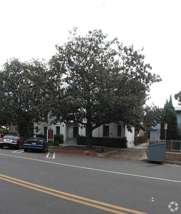 Foto del edificio - 1740 Winona Blvd