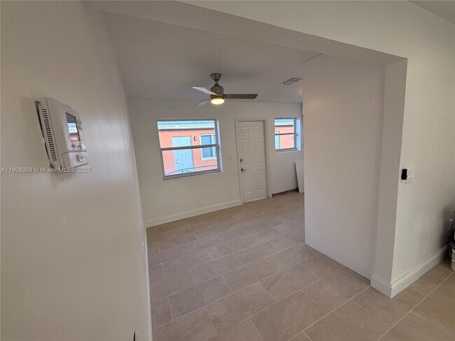 Foto del edificio - 2051-2055 NE 167th St