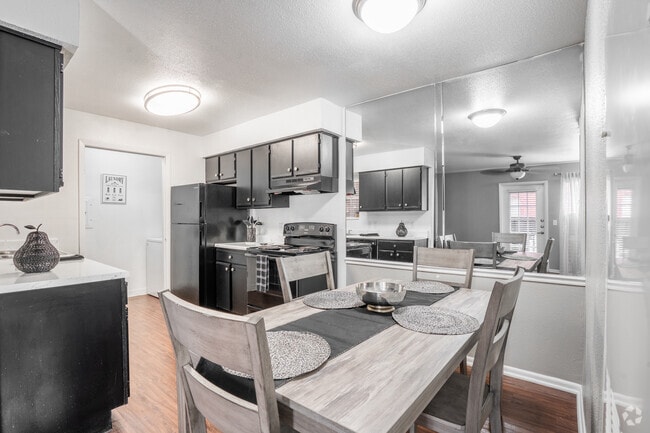 1BR, 1BA - 620SF - Dining Room - Westport