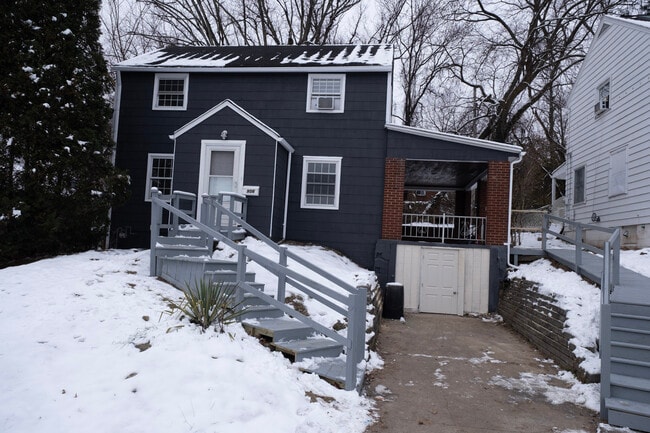 Photo - 956 Jefferson Dr House