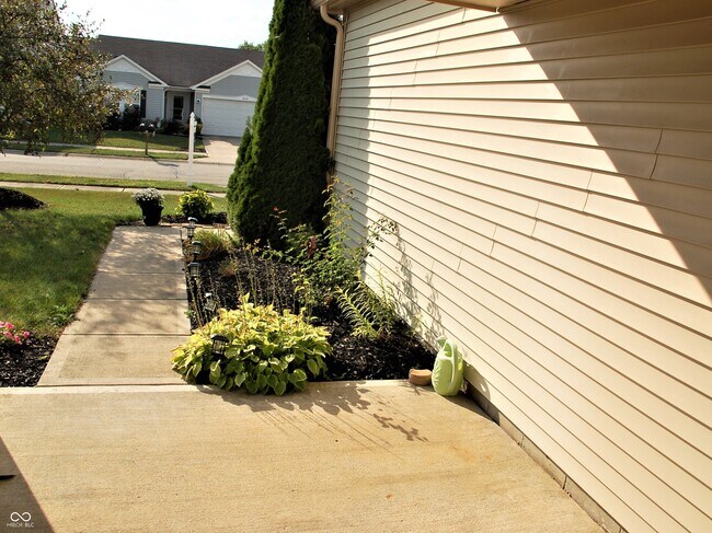 Foto del edificio - 8348 S Swimming Hole Ln