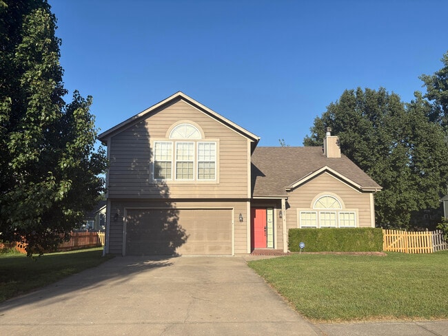 Building Photo - 5325 NE Sunshine Dr