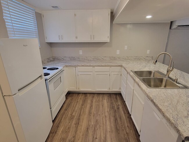 Building Photo - 812