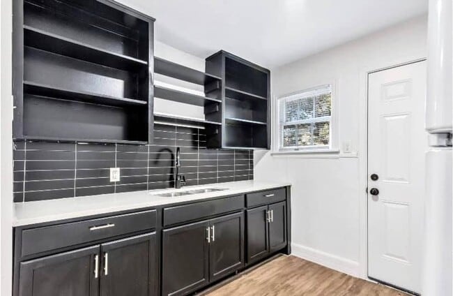 Building Photo - Charming 2 Bed / 1 Bath Duplex with Backyard