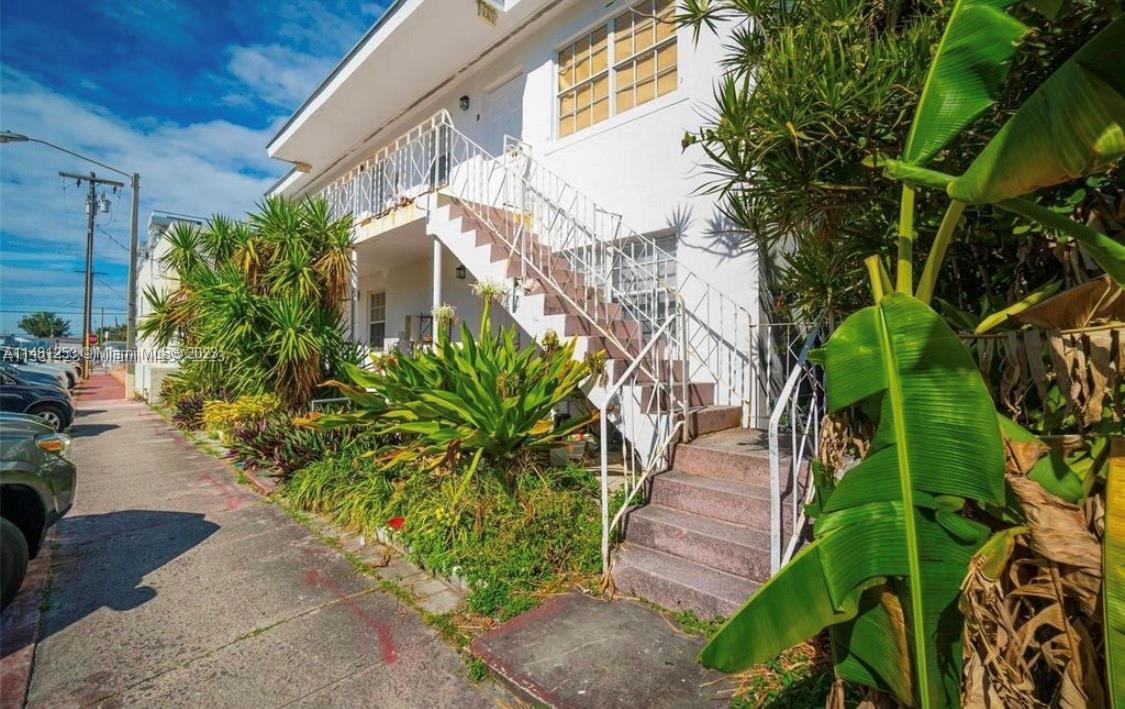 Foto principal - 7800 Byron Ave