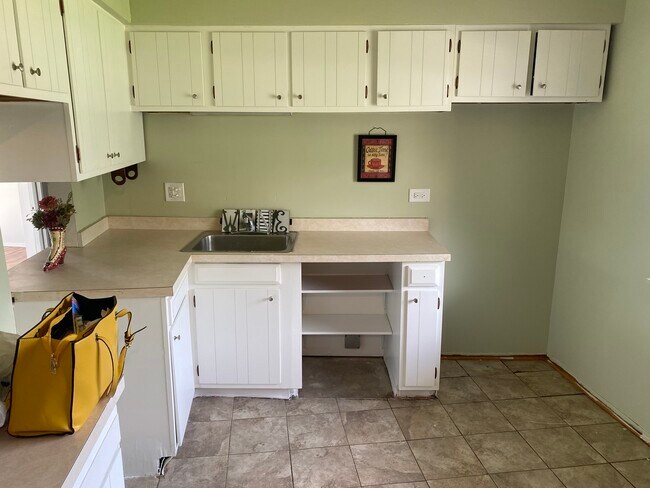 Foto del edificio - 2301 Holiday Ct