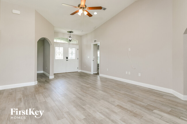 Building Photo - 344 Lake Mariana Way