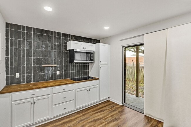 Building Photo - 2 bedroom/ 2 bathroom beautifully updated condo in Twelve Oak Condos!