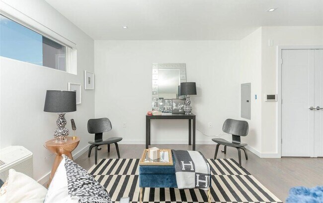 Foto del edificio - 6116 Madison St