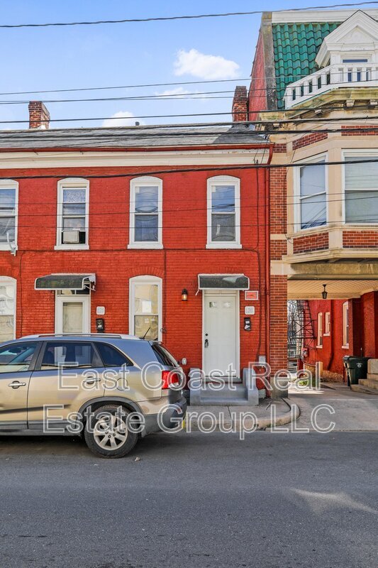 Building Photo - 128 1/2 S Locust St