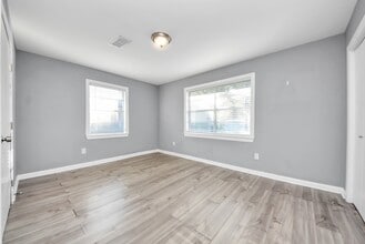 Building Photo - 1122 Un Vly Dr