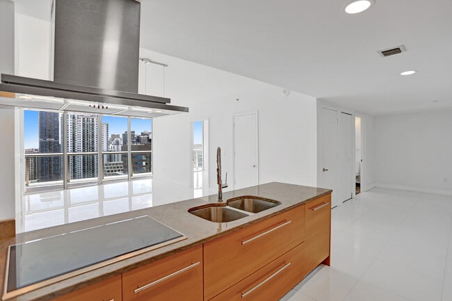 Building Photo - 495 Brickell Ave