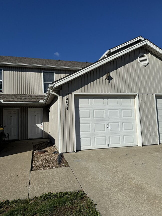 Building Photo - 10634 N Locust Ct