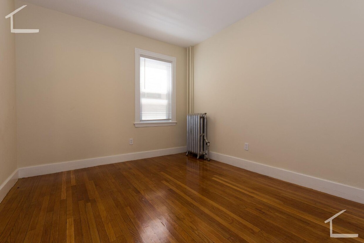 Primary Photo - Large, newly renovated 3 bed near the Gree...