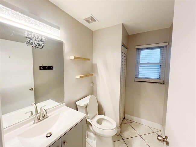 Building Photo - 5565 SW 43rd St