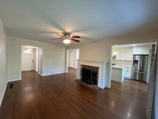 Foto del edificio - Spacious 3 bed 1bath home available near t...