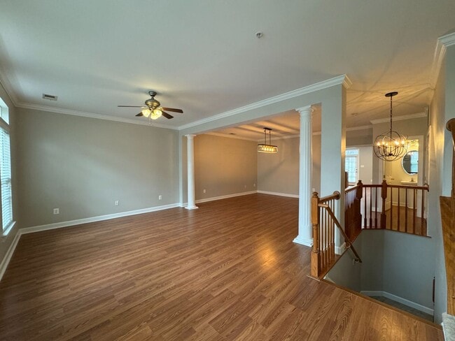 Building Photo - Stunning 3 Bed 2.5 Townhome In Amenity-Ric...