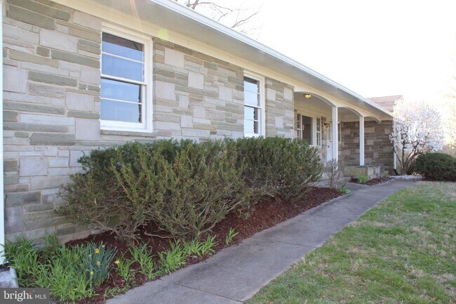 Building Photo - 7930 Hawkins Creamery Rd