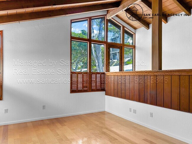 Foto del edificio - Three Bedroom Three Bath Home in Monterey with Ocean Views