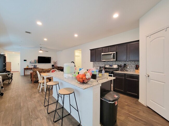 Building Photo - Welcome to your next home in the heart of Downtown Cleveland, Texas! This inviting 3-bedroom, 2-b...