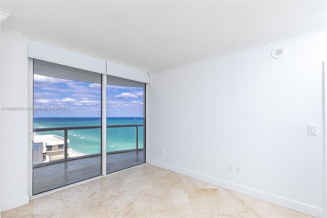 Foto del edificio - 6365 Collins Ave