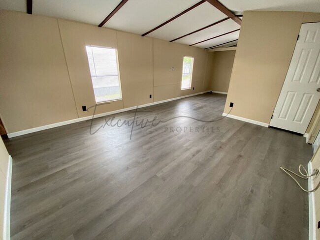 Foto del edificio - Affordable 2BR / 1BA in Sulphur, LA | Water, Trash & Lawn Care Included