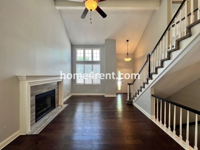 Building Photo - Maintenance Free Living w/ Hardwood Floors...