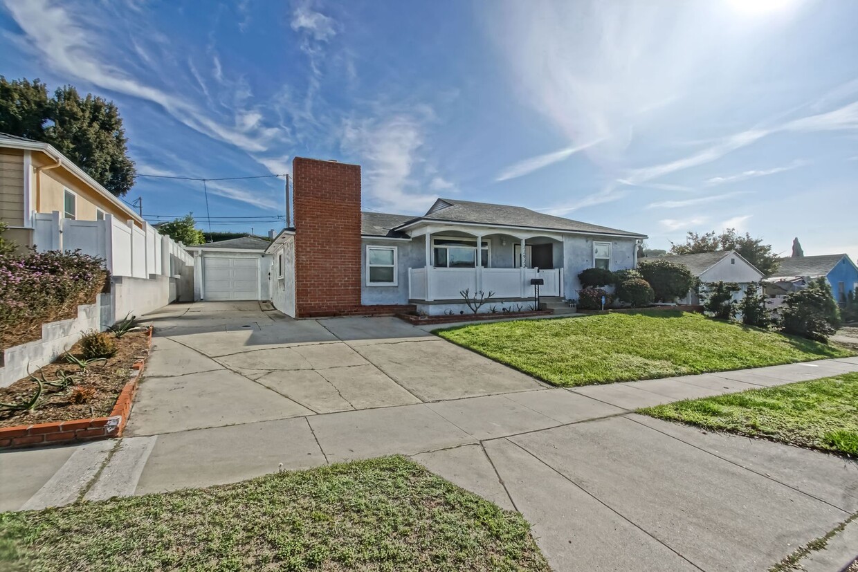 Foto principal - BRIGHT & AIRY, PARTIALLY REMODELED 2BR2BA ...