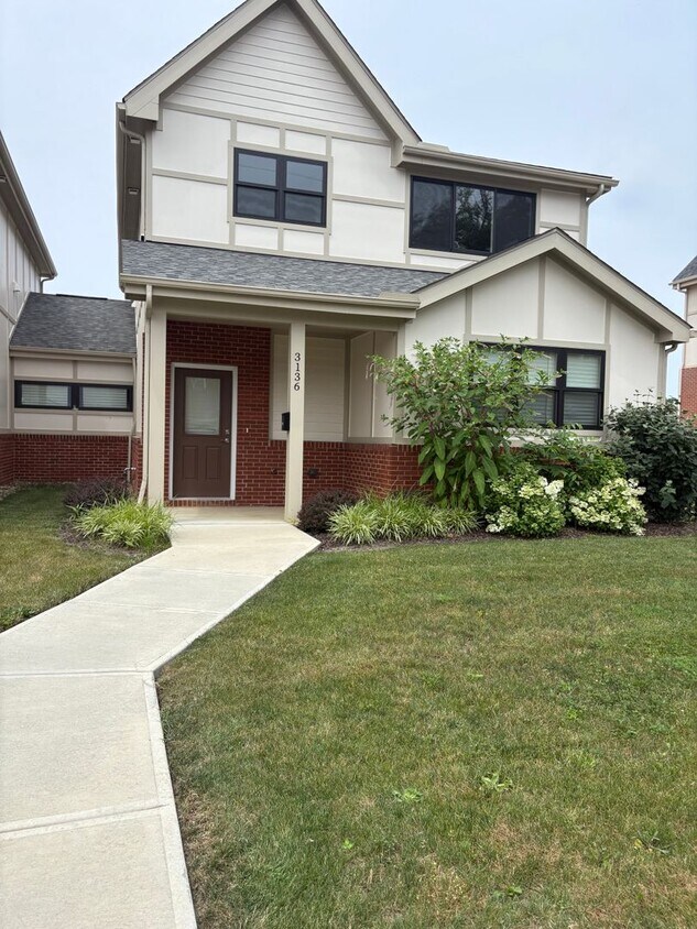 Foto principal - Brand-New 3-Bed, 2.5-Bath Condo: Modern Co...