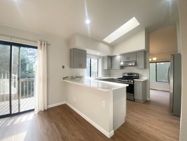 Building Photo - Updated 4 bedroom Federal Way Home with Ai...